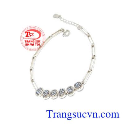 Lắc bạc thời trang được phái đẹp ưa chuộng