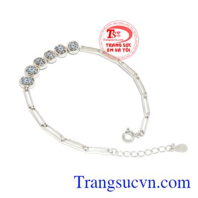 Lắc bạc thời trang là sản phẩm bạc 925 được chế tác tinh tế, thời trang