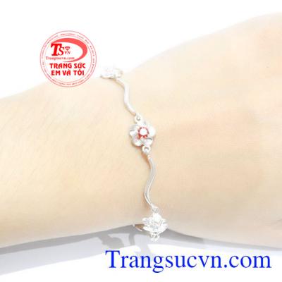 Lắc bạc hoa xinh xắn kiểu dáng độc đáo, phù hợp phong cách thời trang nhẹ nhàng