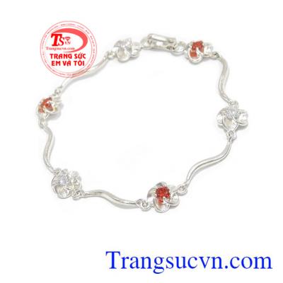 Lắc bạc hoa xinh xắn là sản phẩm bạc 925, được thiết kế nhẹ nhàng xinh xắn