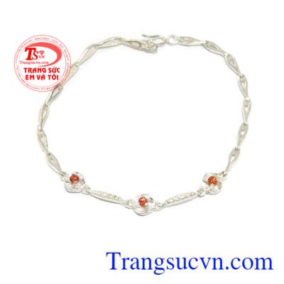 Lắc tay xinh xắn với các họa tiết nhẹ dàng