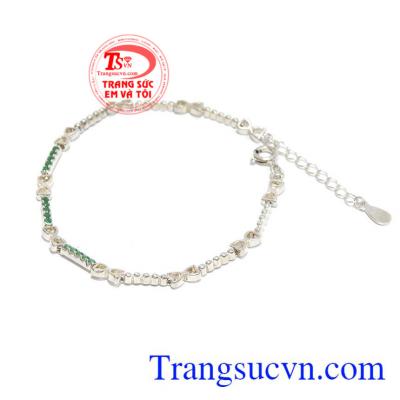Lắc tay nơ dễ thương được chế tác tinh tế, nhẹ nhàng nổi bật với hàng đá xanh lá xinh xắn