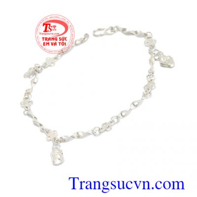 Lắc tay bạc cá tính được chế tác tỉ mí, là món quà ý nghĩa dành tặng bạn gái
