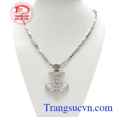 Bộ Dây Chuyền Nam Sang Trọng là sự kết hợp tinh tế giữa dây chuyền nhập khẩu Italy 18k và mặt dây 14k, tôn lên sự mạnh mẽ, cá tính và phong cách thời trang phái mạnh