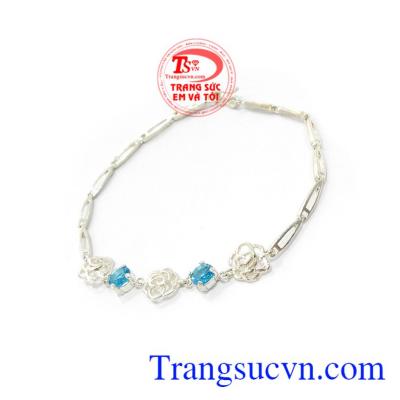 Lắc bạc tay phù hợp nhiều phong cách thời trang khác nhau, tôn lên nét cá tinh và phong cách