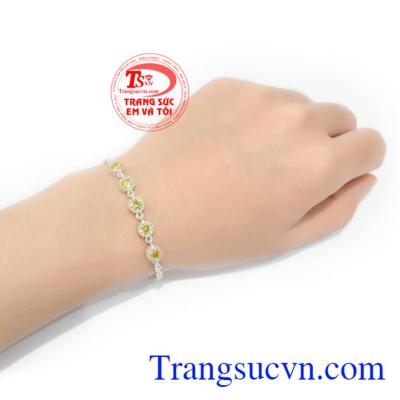 Lắc Tay Đính Đá Vàng Sang Trọng là món quà tuyệt vời dành tặng người bạn yêu thương