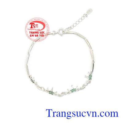 Lắc tay bạc là món quà tặng tuyệt vời dành tặng người bạn yêu thương