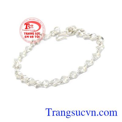 Lắc bạc khỏe khoắn là món quà ý nghĩa dành tặng bé trong các dịp sinh nhật