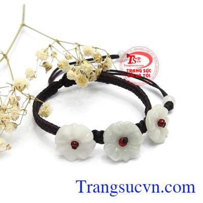  Thiết kế tinh tế, trẻ trung phù hợp với nhiều độ tuổi. Sản phẩm chế tác từ ngọc cẩm thạch chạm khắc hợp phong thủy. 