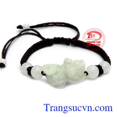 Dây tết tỳ hưu cẩm thạch đặc biệt được chạm khắc tinh tê, kiểu dáng trẻ trung, năng động.