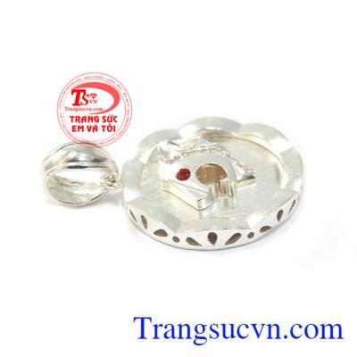 Mặt dây bạc báo nam tính là sản phẩm được các bạn nam ưa thích