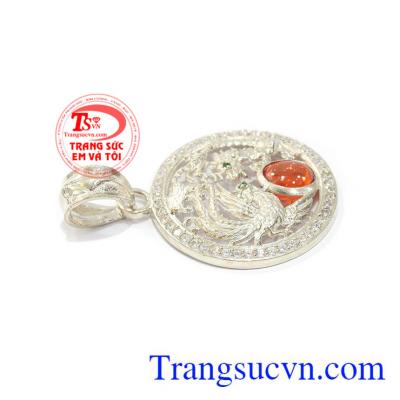 Sản phẩm bạc được thiết kế tinh tế với các họa tiết sắc nét