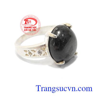 Saphia đen là biểu tượng của sự quyền uy, sự thịnh vượng