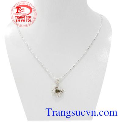 Mặt dây cua xinh xắn là sản phẩm mặt dây chuyền đẹp