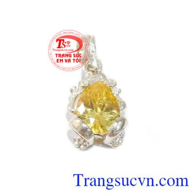 Mặc dây cóc ngậm tiền