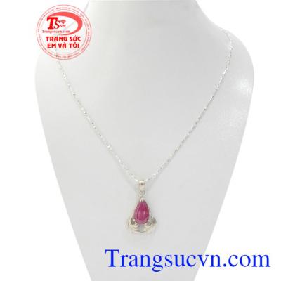 Bộ Dây Chuyền Nữ Ruby Xinh Xắn kết hợp độc đáo giữa dây chuyền bạc thời trang và mặt dây gắn Ruby thiên nhiên thời trang, phong cách và đẳng cấp phái đẹp