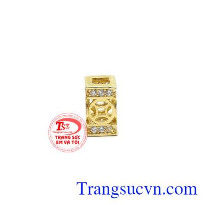 Sản phẩm chế tác từ vàng tây 10k và đá Cz tạo điểm nhấn cho người dùng. 