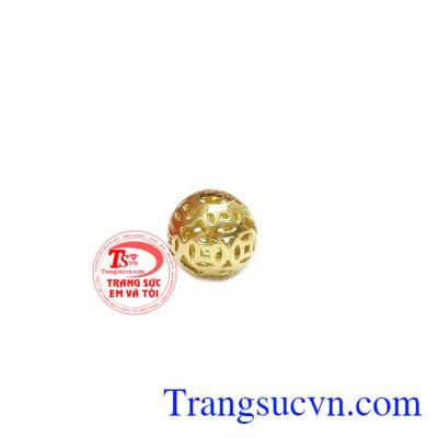 Mặt dây kim tiền phú quý được thiết kế hình tròn với các đồng tiền nối với nhau không rời biểu tượng cho sự giàu có, tài lộc luôn luôn.