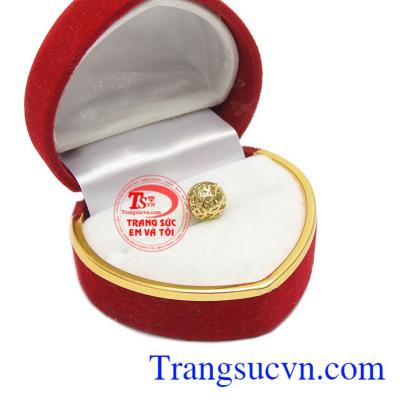  Mặt dây chế tác từ vàng 10k, kiểu dáng đơn giản, năng động và trẻ trung.