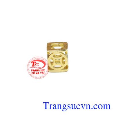 Mặt dây kim tiền tài lộc được thiết kế với kiểu dáng trẻ trung, năng động.