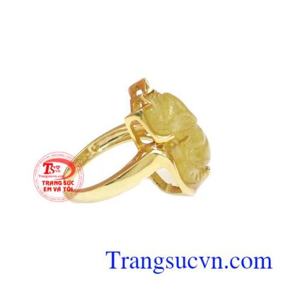 Thạch anh thiên nhiên và hình tượng hồ ly là biểu tượng cho sự thành công, giúp người sở hữu giao tiếp tốt hơn với mọi người. 