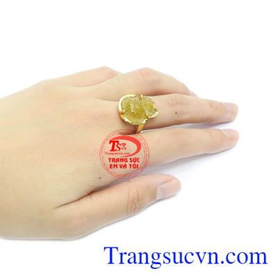  Đặc biệt là đối với phái nữ, nhẫn hồ ly thạch anh tóc vàng còn giúp họ có được khôn khéo, may mắn và thăng hoa trong đường tình yêu.