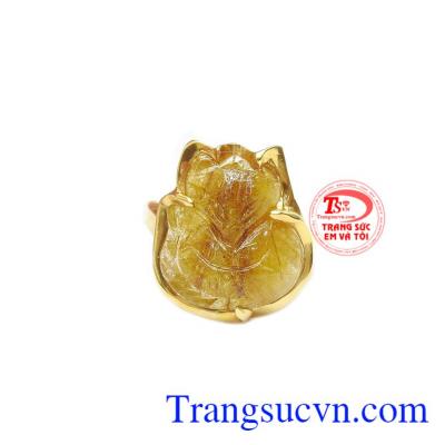 Nhẫn hồ ly thạch anh tóc thiên nhiên được kết hợp từ vàng 14k và thạch anh tóc màu vàng xám với nhiều bao thể dạng kim màu vàng.
