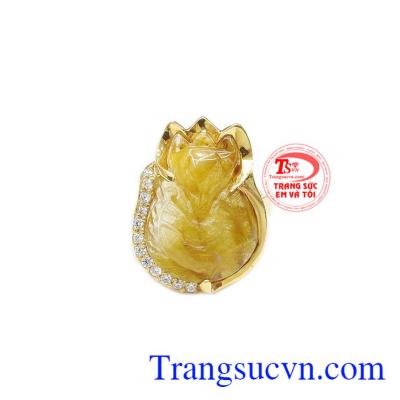 Nhẫn hồ ly thạch anh tóc may mắn được chạm khắc từ thạch anh tóc thiên nhiên với vàng tây 14k bền đẹp.