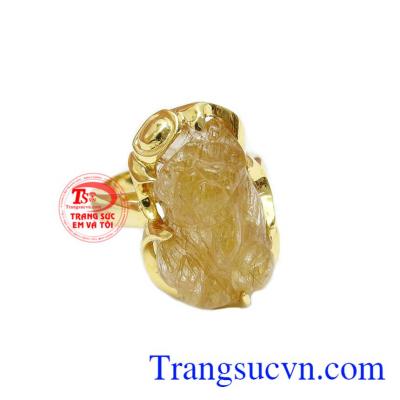 Nhẫn tỳ hưu thạch anh tóc thiên nhiên được chạm khắc theo hình tỳ hưu mang đến cho người dùng tài lộc, tiền bạc và may mắn.