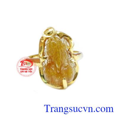 Nhẫn nữ tỳ hưu thạch anh tài lộc được chạm khắc từ thạch anh tóc thiên nhiên với kiểu chế tác hình tỳ hưu. 