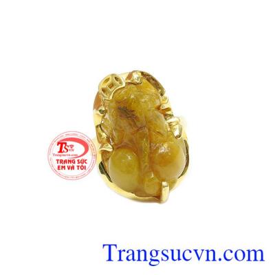 Nhẫn nữ tỳ hưu thạch anh tóc phát tài là một sản phẩm được chế tác tinh tế, tỳ hưu được chạm khắc tỉ mỉ vô cùng sinh động.