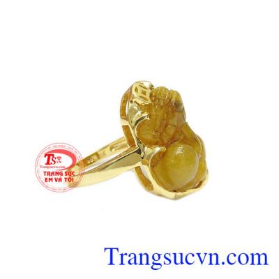 Sản phẩm kết hợp từ vàng tây 14k và thạch anh tóc thiên nhiên. 