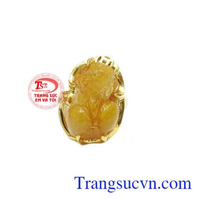 Nhẫn nữ tỳ hưu thạch anh tóc thịnh vượng là sản phẩm được chạm khắc từ thạch anh tóc thiên nhiên và kết hợp cùng vàng tây 14k sáng bóng.