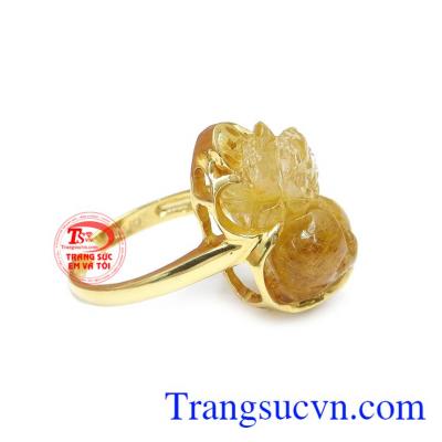 Màu vàng của thạch anh tóc phù hợp cho người mệnh kim và mệnh thổ. 