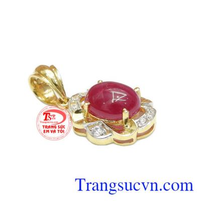 Đá chủ màu đỏ tím làm điểm nhấn cho mặt dây.