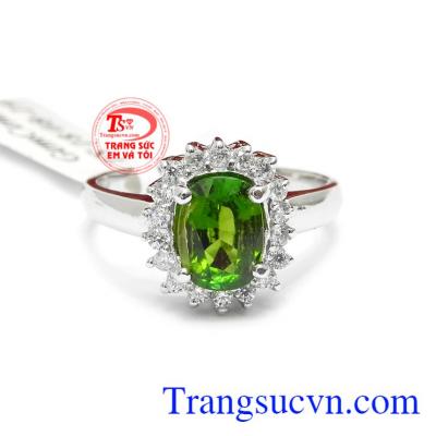 Nhẫn nữ diopsite quyến rũ được chế tác từ vàng trắng 14k và đá diopsite thiên nhiên.