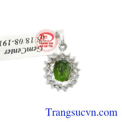 Mặt dây diopsite quyến rũ được thiết kế vô cùng sang trọng và tinh tế. 