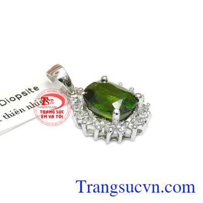 Mặt dây nhỏ xinh giúp tôn vinh nét đẹp của phái nữ.