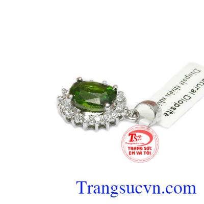 Đá diopsite giúp người đeo nâng cao tầm nhìn, trí tuệ, giảm căng thẳng và mang lại nhiều may mắn trong kinh doanh.