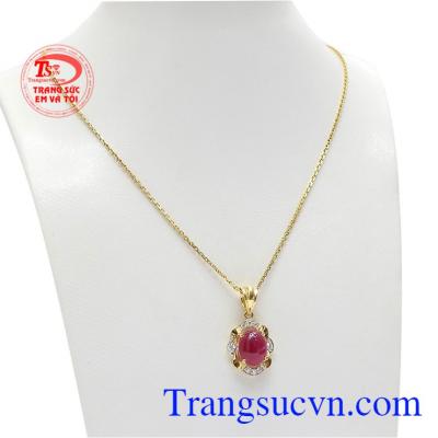 Bộ nữ trang quý phái vàng 10k là sự kết hợp giữa mặt dây và dây chuyền vàng tây.