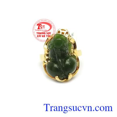 Nhẫn Nữ Tỳ Hưu Nephrite chạm khắc tinh xảo, kiểu dáng độc đáo, mang lại sự tinh tế, sang trọng cho phái đẹp