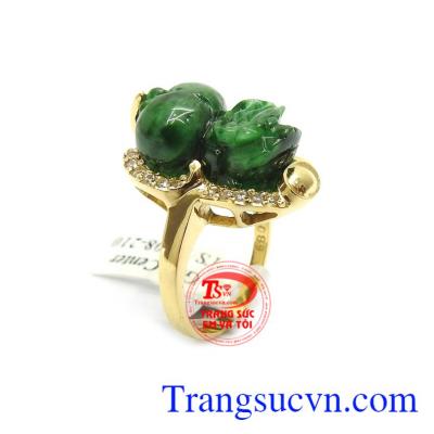 Tỳ hưu ngọc phỉ thúy là linh vật chứa có tác dụng chiêu tài lộc, công danh, mang lại may mắn, bình an và hạnh phúc cho người đeo