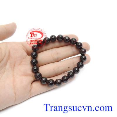  Đá Granet có sắc đỏ mang ý nghĩa của sự may mắn, tình bạn gắn kết và quyền lực.