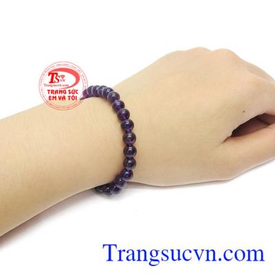 Thạch anh tím có nhiều tác dụng trong phong thủy, giúp người dùng có giấc ngủ ngon, tăng cường trí nhớ và đem lại may mắn.