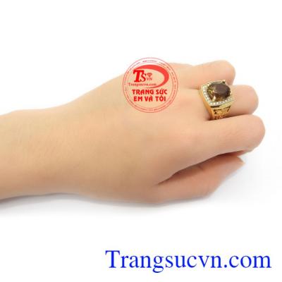 Thạch anh khói còn có tác dụng tăng sự bình tĩnh, tránh tiểu nhân, giúp giảm căng thẳng, mang lại hạnh phúc và bình an cho người đeo