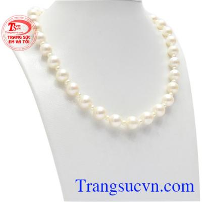 Chuỗi ngọc trai tinh tế được thiết kế và chế tác cẩn thận, tỉ mỉ mang đến cho người đeo sự sang trọng và quý phái.