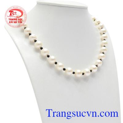 Chuỗi ngọc trai độc đáo được chế tác đan xen với loại đá nhỏ tạo cho chiếc chuỗi cổ thêm ấn tượng hơn.