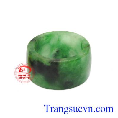Nhẫn Ngón Nhẫn đẹp được chế tác từ ngọc cẩm thạch thiên nhiên với kiểu bản vuông rất sang trọng và chắc khỏe.