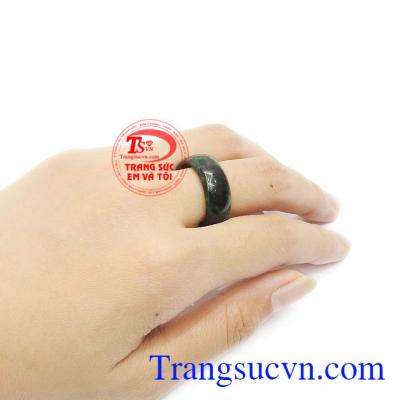 Ngọc cẩm thạch được biết đến là ngọc quý, mang đến sự may mắn, sức khỏe và tài lộc.