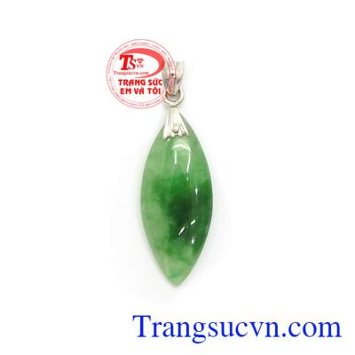 Ngọc jadeite thiên nhiên đẹp kiểu dáng tinh tế, thời trang và cá tính cho phái đẹp, Ngọc cẩm thạch còn chứa nguồn năng lượng dồi dào, có khả năng giải trừ tà khí, mang lại may mắn và bình an cho người đeo